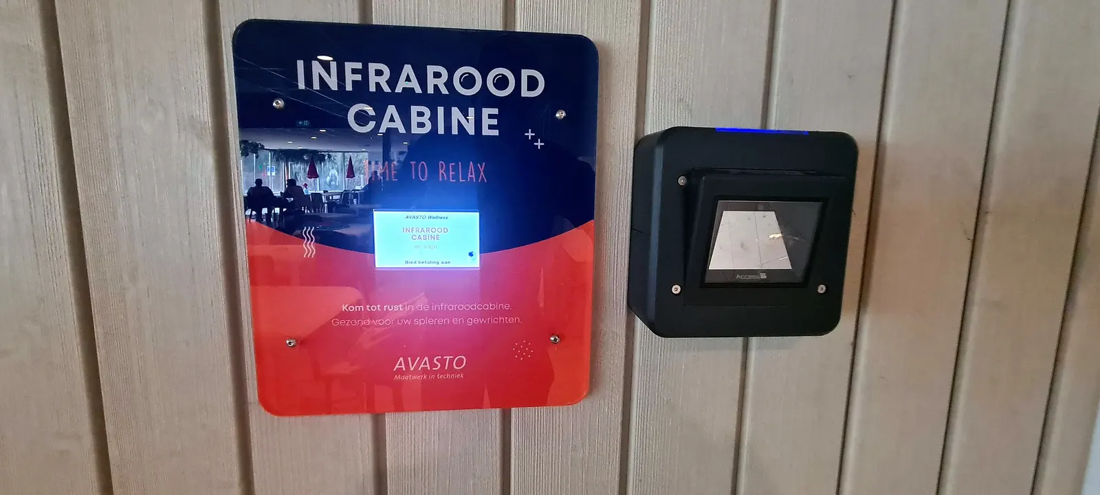 Betaalpaneel van AVASTO met betaalterminal bij een infraroodcabine in De Waterwyck in Steenwijk