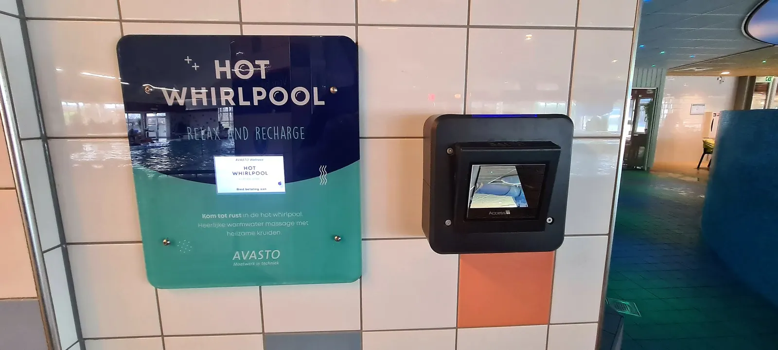 Cashless betaalpaneel van AVASTO met betaalterminal bij een whirlpool in De Waterwyck in Steenwijk