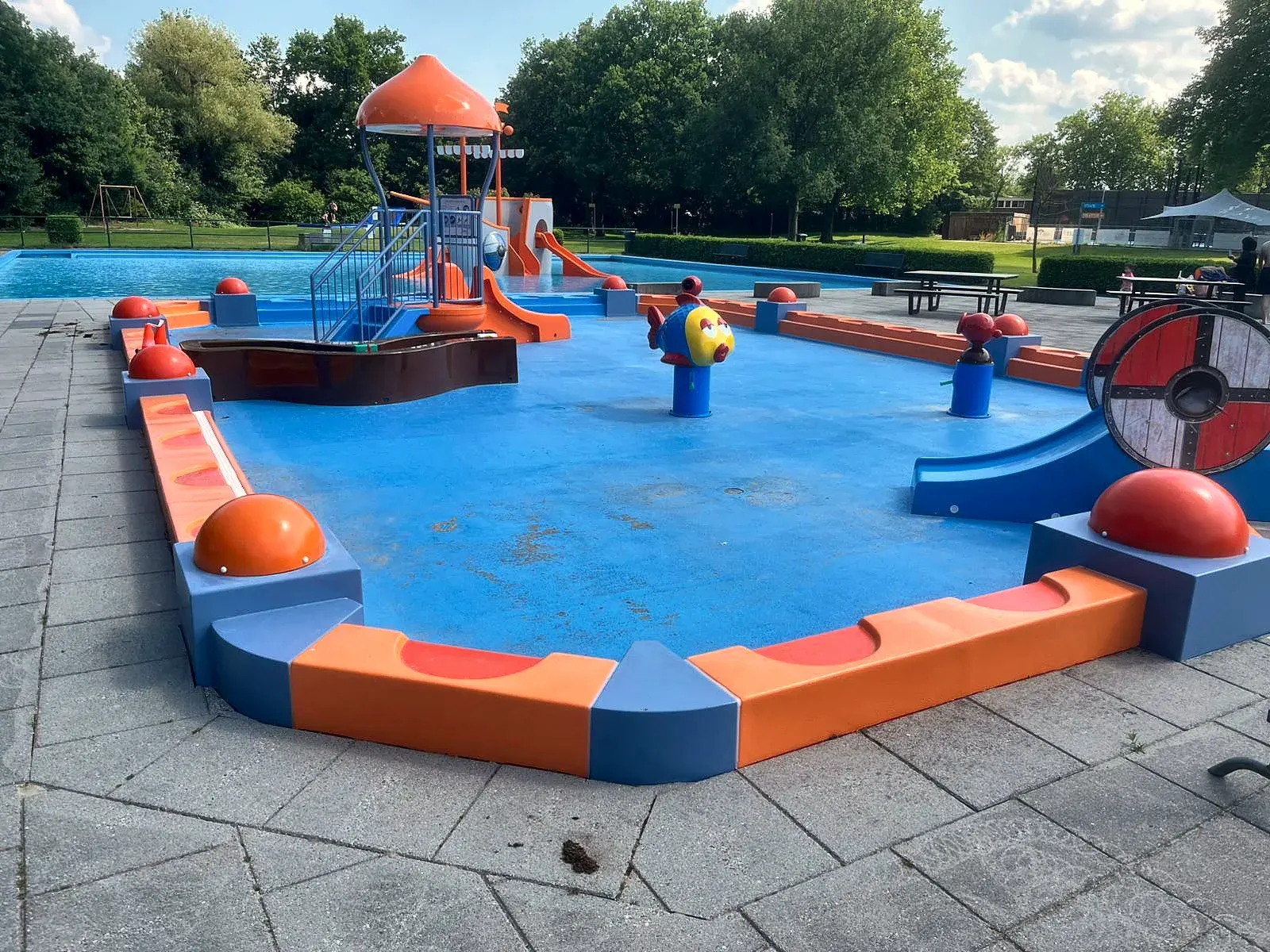 Kleurrijk peuterbad met speelhuisje in het Borgelerbad in Deventer