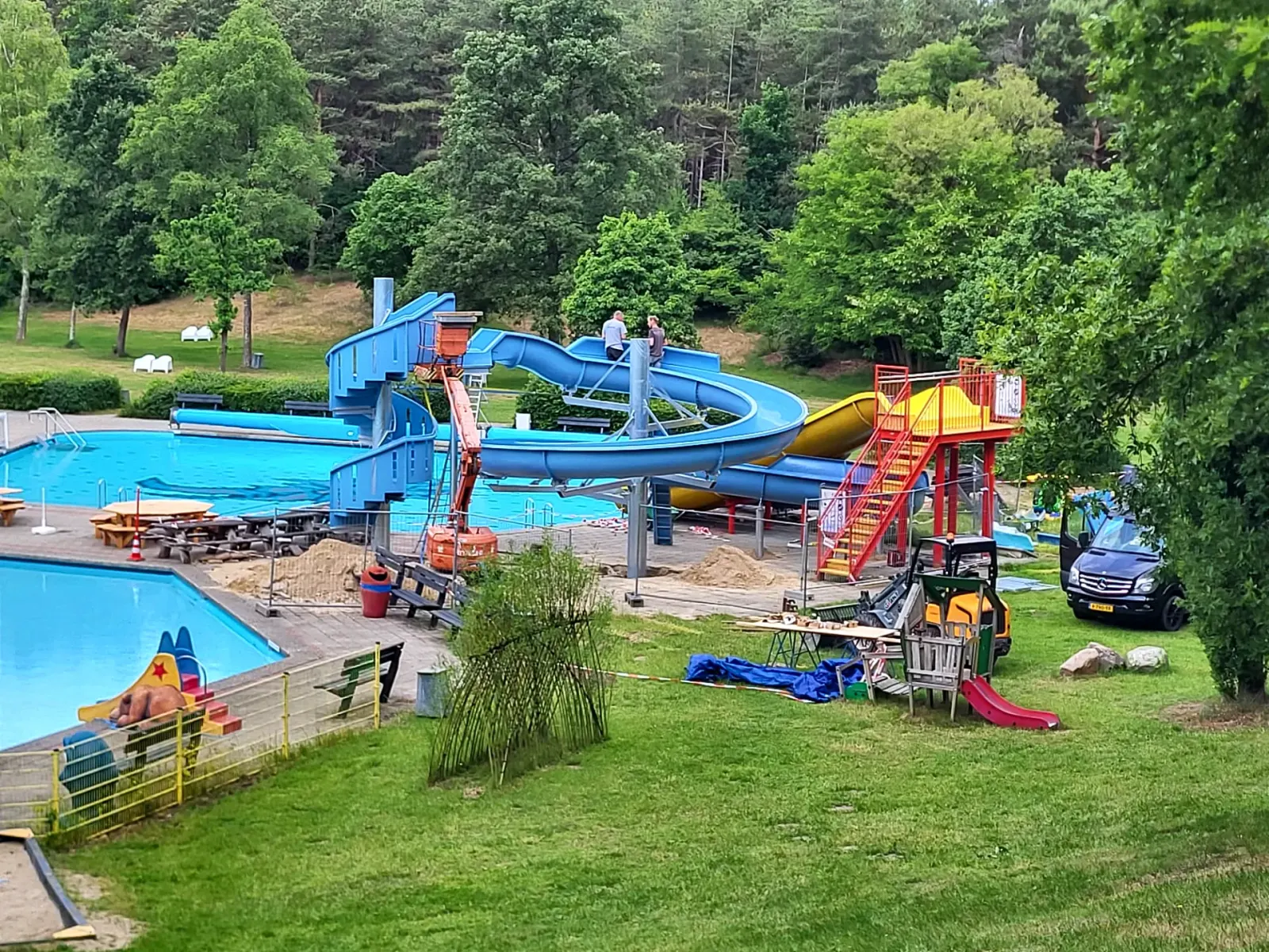 Overzicht van Bosbad Leersum met glijbanen
