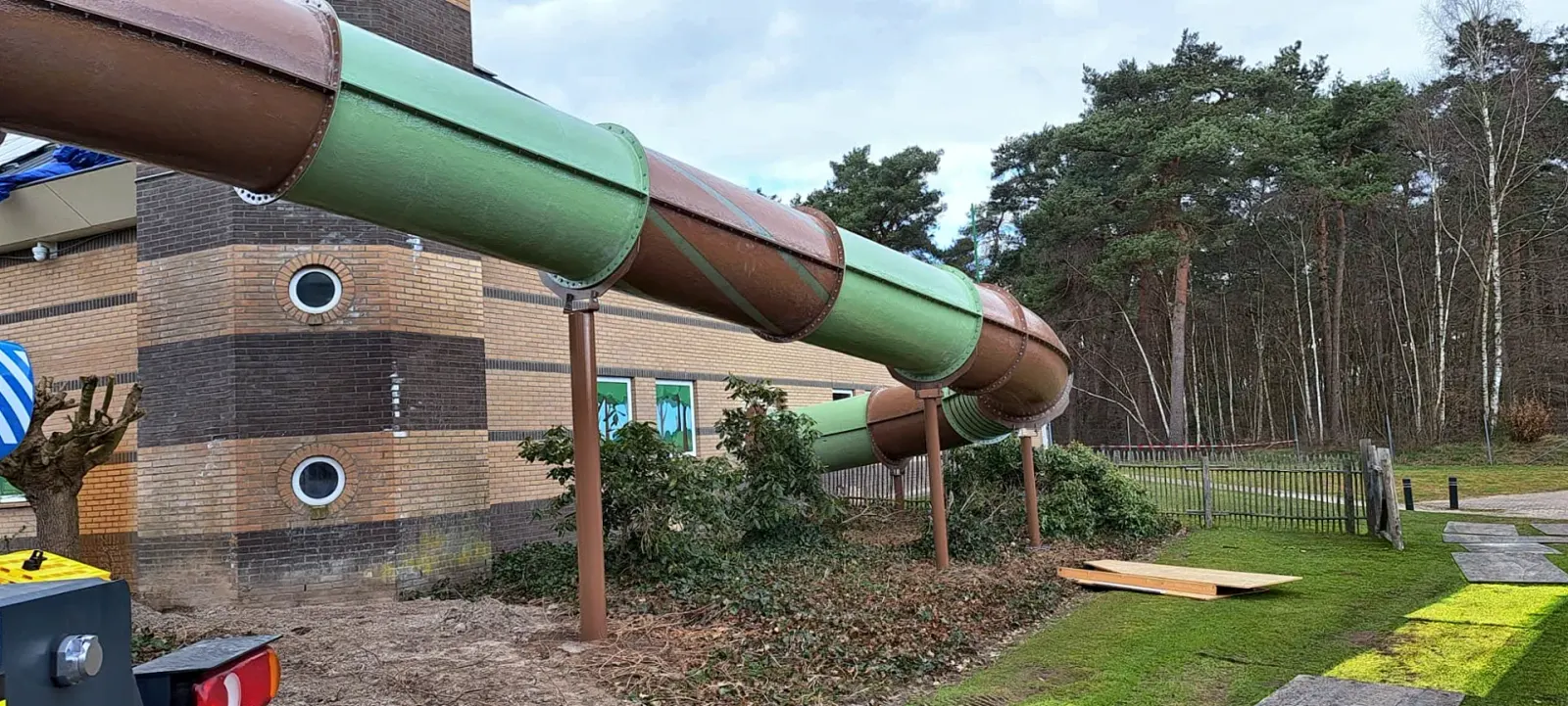 Nieuwe buisglijbaan langs een zwembadgebouw, gebouwd door AVASTO Recreatietechniek