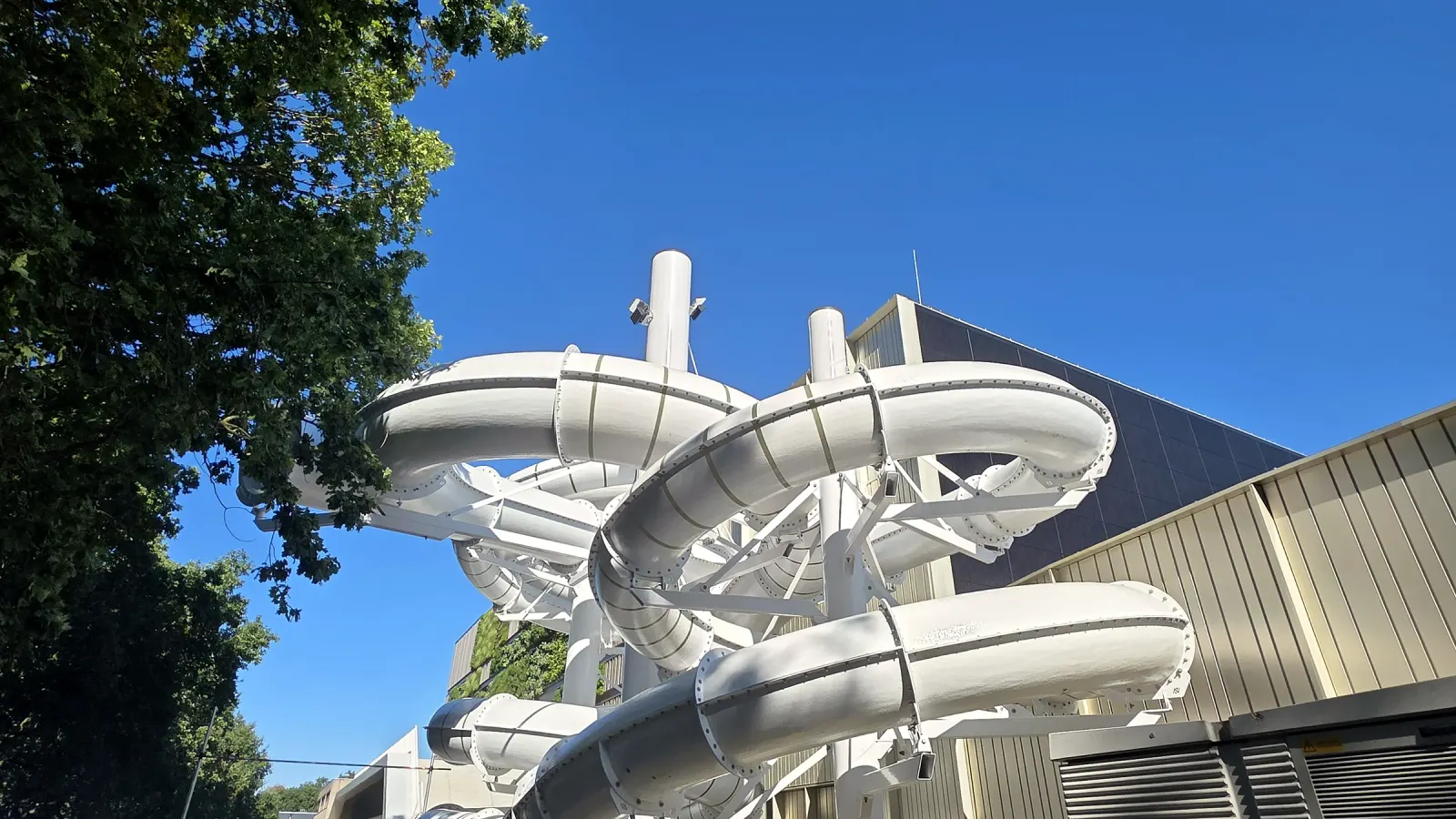 Spiraalglijbanen op een stalen draagconstructie aan de gevel van zwembad Merwestein, gebouwd door AVASTO Recreatietechniek