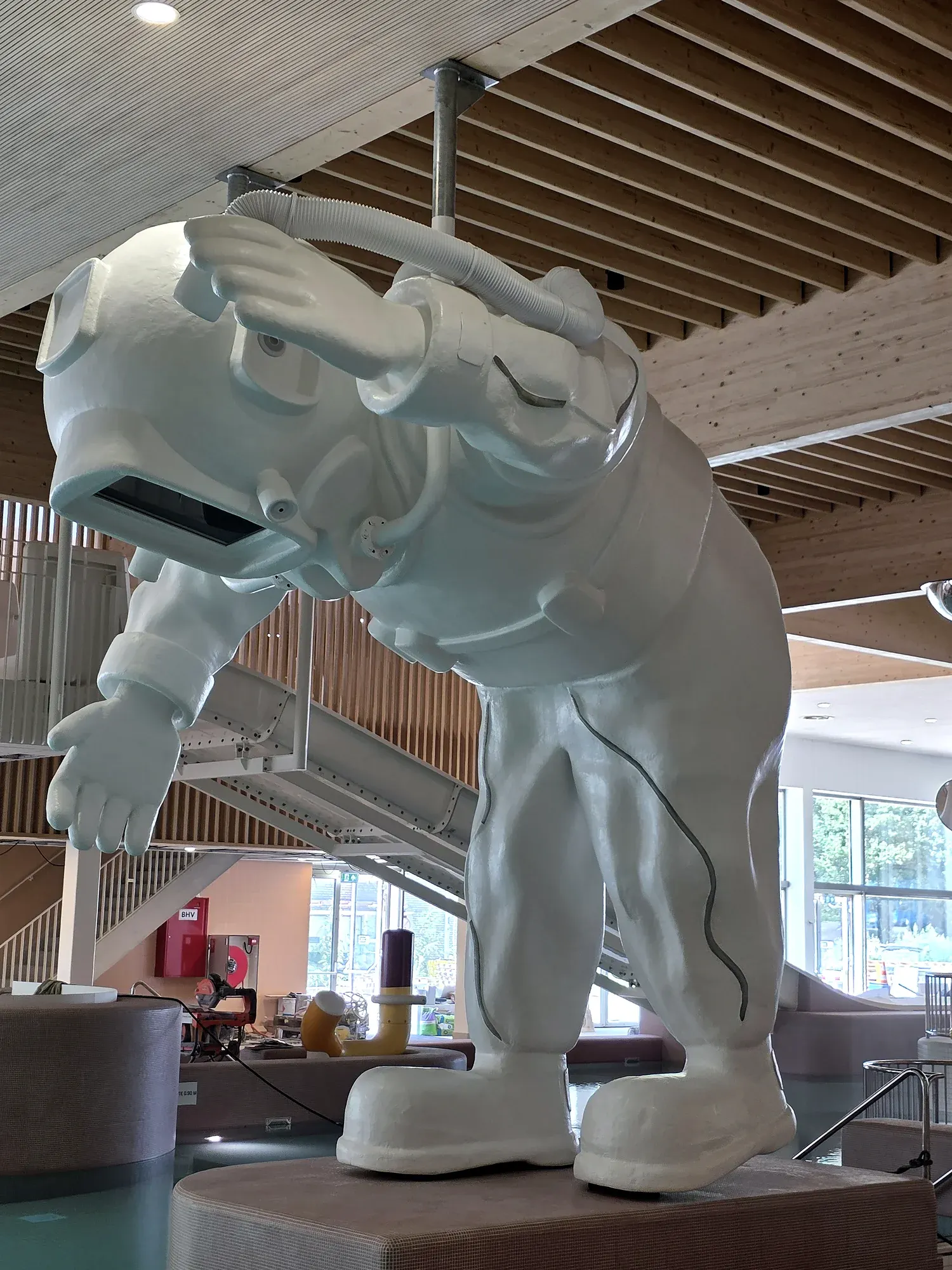 Witte astronautfiguur als waterspeelelement in het binnenbad van De Tongelreep