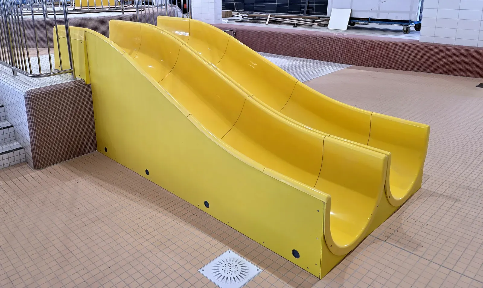 Gele dubbele kinderglijbaan in een speelbad van De Tongelreep