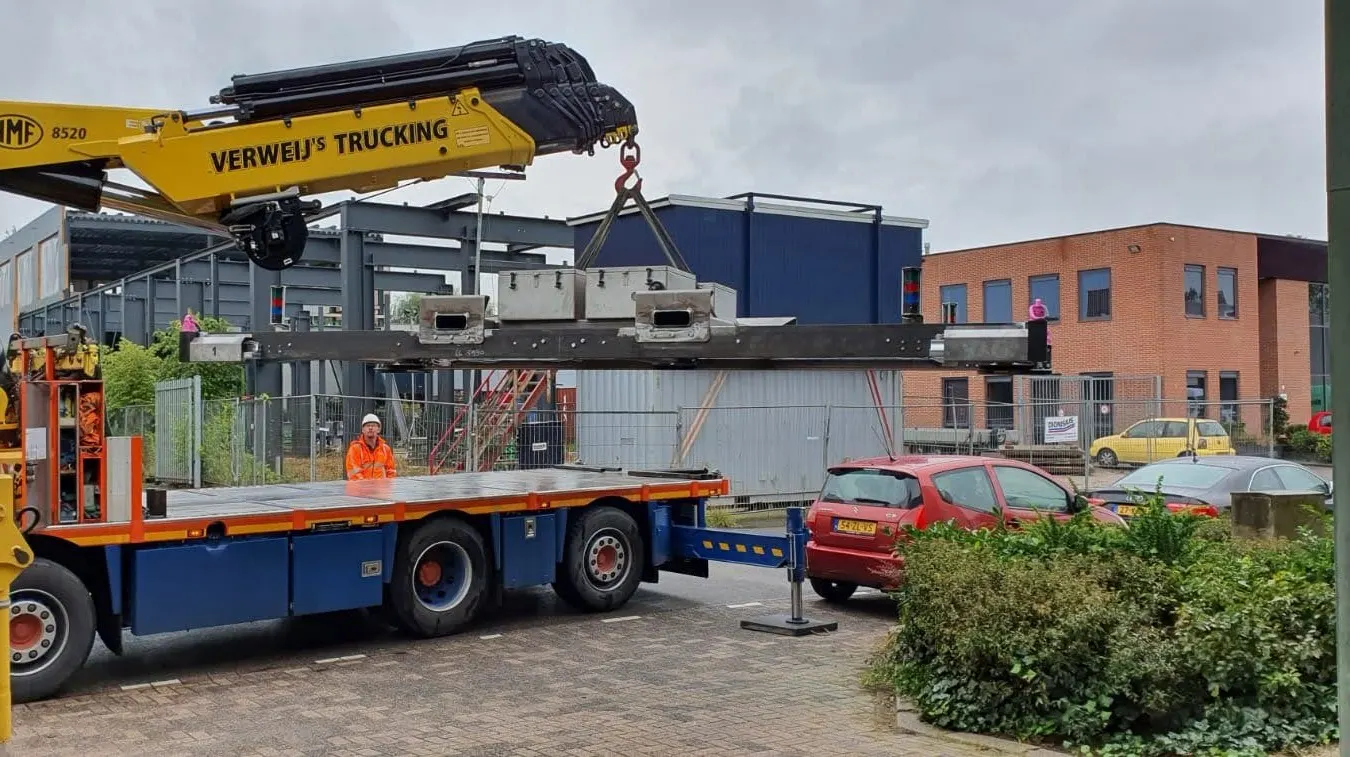 Hijsframe met RVS-besturingskasten aan een kraan