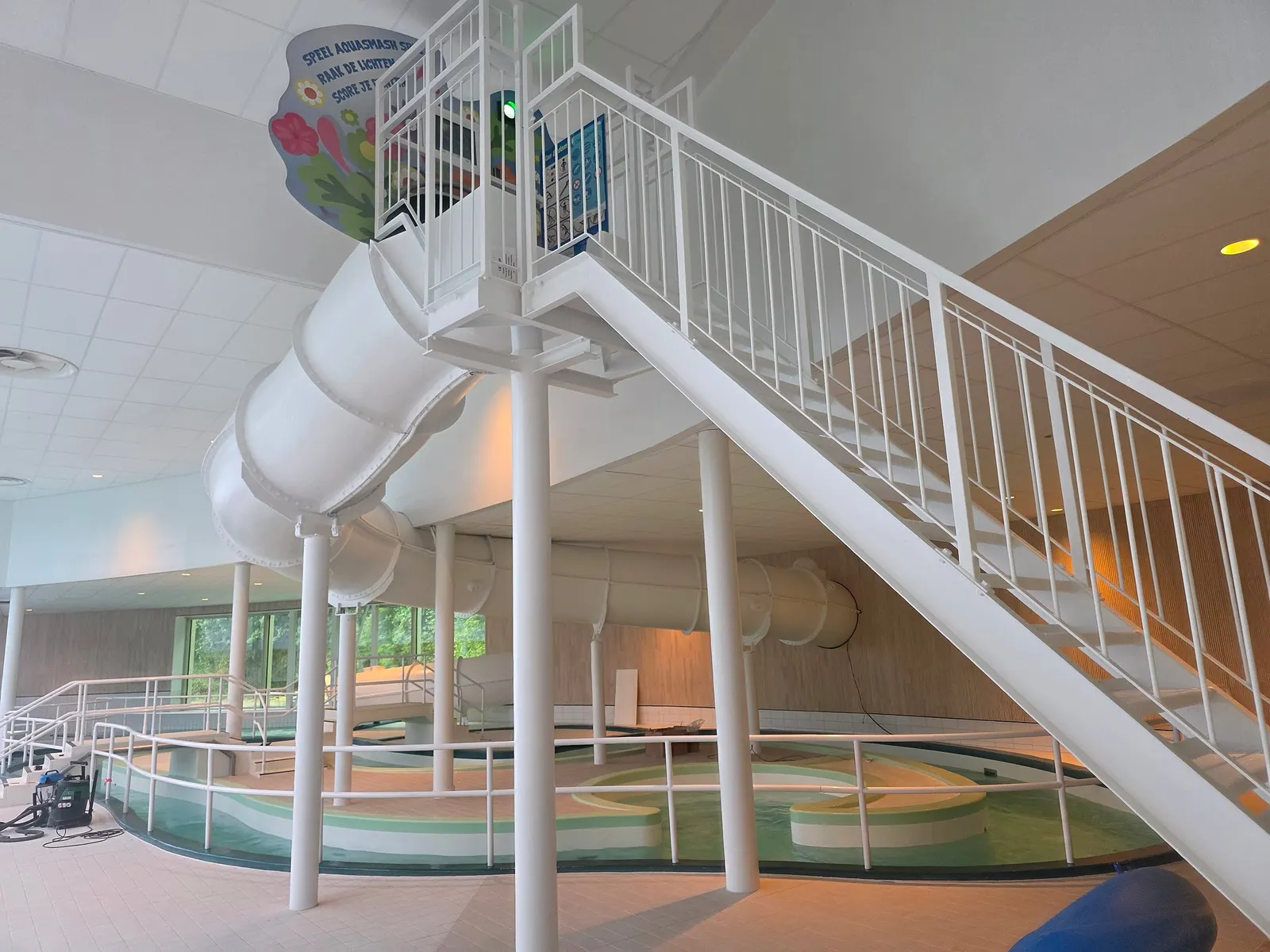 Glijbaantoren met buisglijbanen in zwembad Merwestein