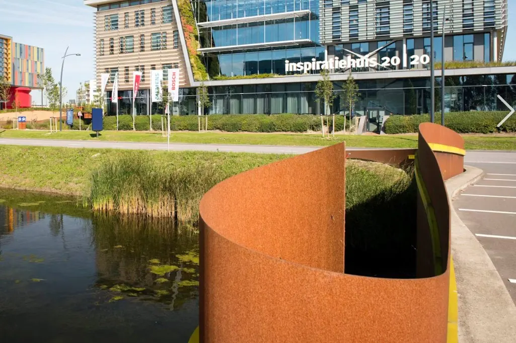 Cortenstalen element langs het water bij Park 20|20 in Hoofddorp
