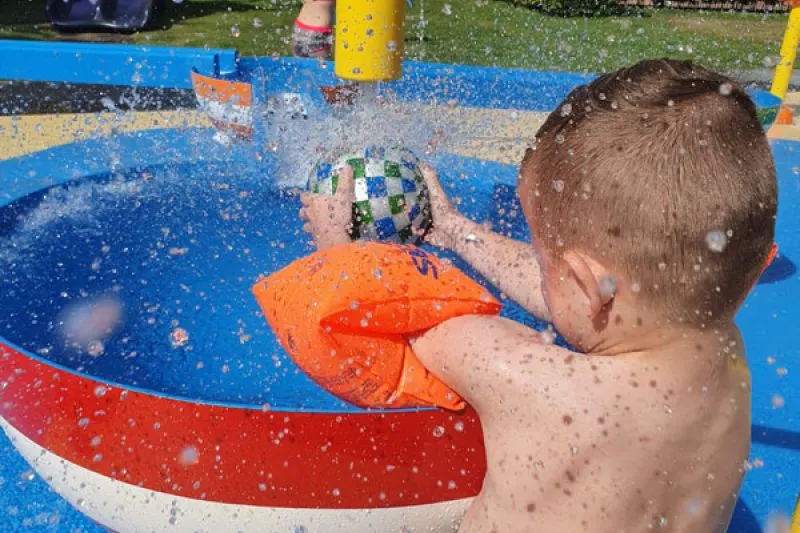 Kinderen spelen aan een Pooljoy-watertafel