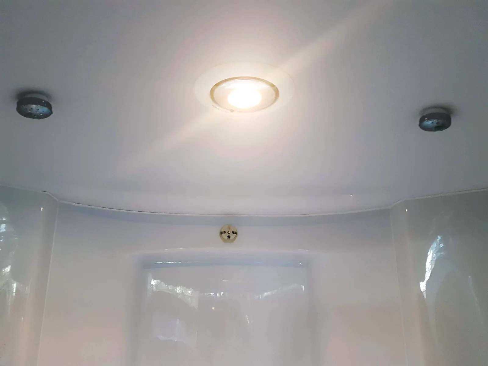 Gewelfd plafond met verlichting in een stoomcabine van Optisport Zwembad De Waterhoorn