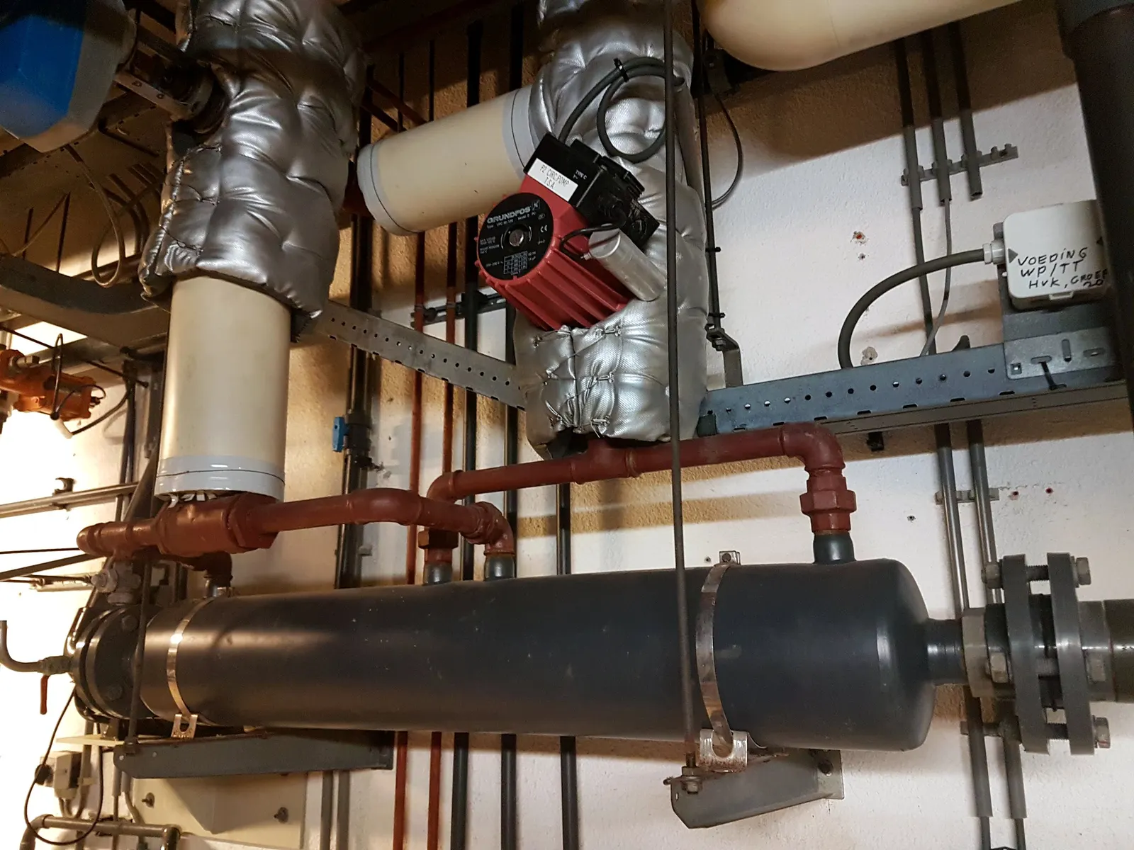 Warmtewisselaar met circulatiepomp in de technische ruimte van Optisport Zwembad De Waterhoorn